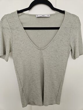 MANGO ribbed knit V-neck short-sleeve top. Size XS